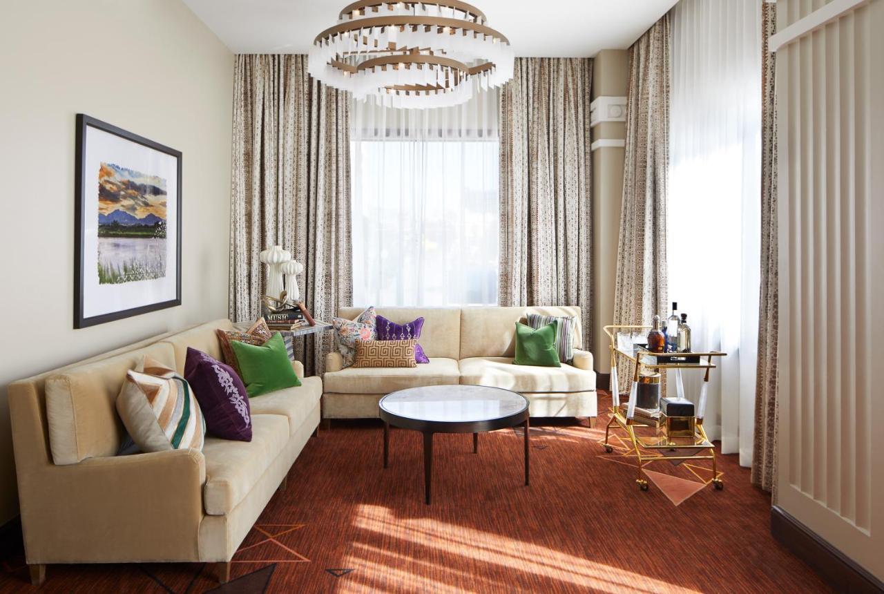 The Plaza Hotel Pioneer Park El Paso Exteriör bild A living room