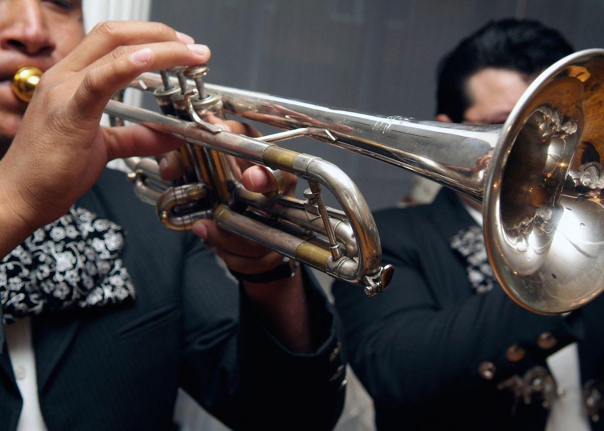 The Plaza Hotel Pioneer Park El Paso Exteriör bild A trumpet being played