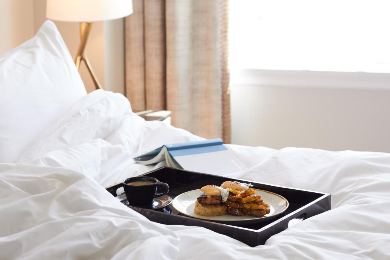 The Plaza Hotel Pioneer Park El Paso Exteriör bild Room service